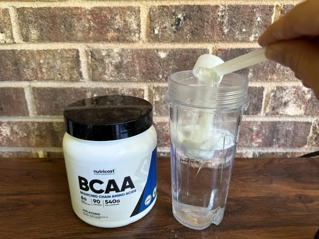 pouring-nutricost-bcaa pouring nutricost bcaa