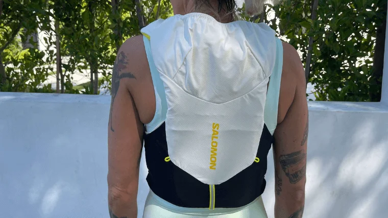 salomon-adv-skin-5-back-of-vest Back side of the Salomon ADV Skin 5 running vest.