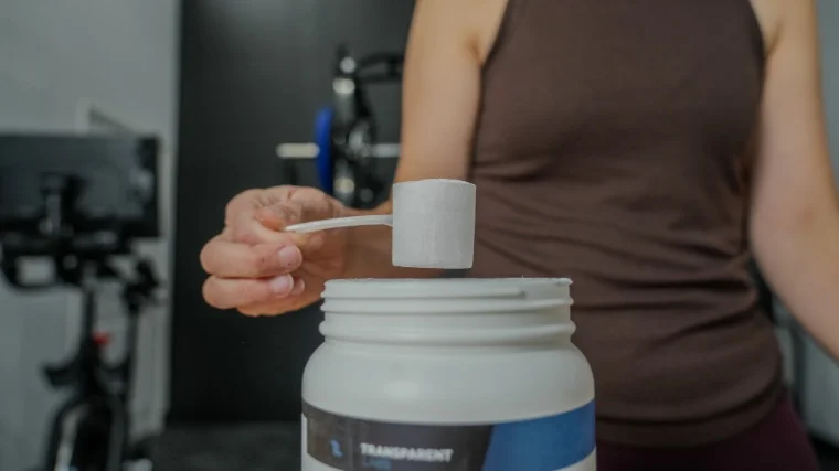 transparent-labs-bulk-pre-scoop Our tester is shown lifting a scoop of Transparent Labs Bulk out of the container.