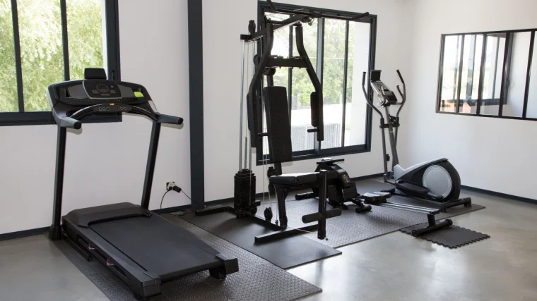 A clean home gym. 