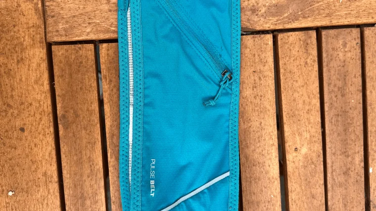A closeup of the Salomon Pulse running belt.