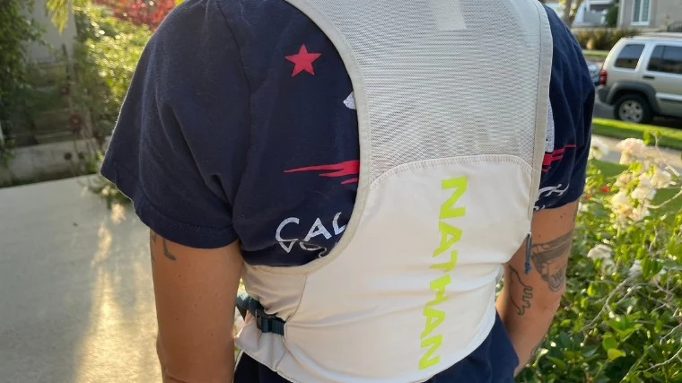 nathan-sports-pinnacle-featherlite-vest-back-view Back of the Nathan Pinnacle FeatherLite 1.5-Liter Hydration Vest.