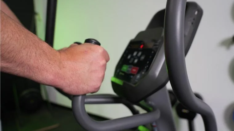 Our tester gripping the handles on the Horizon EX-59.