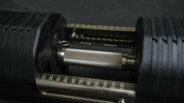 pepin-adjustable-dumbbells-close-up (1) The knurled handle and adjustment settings of the REP Fitness REP x Pepin Adjustable Dumbbell