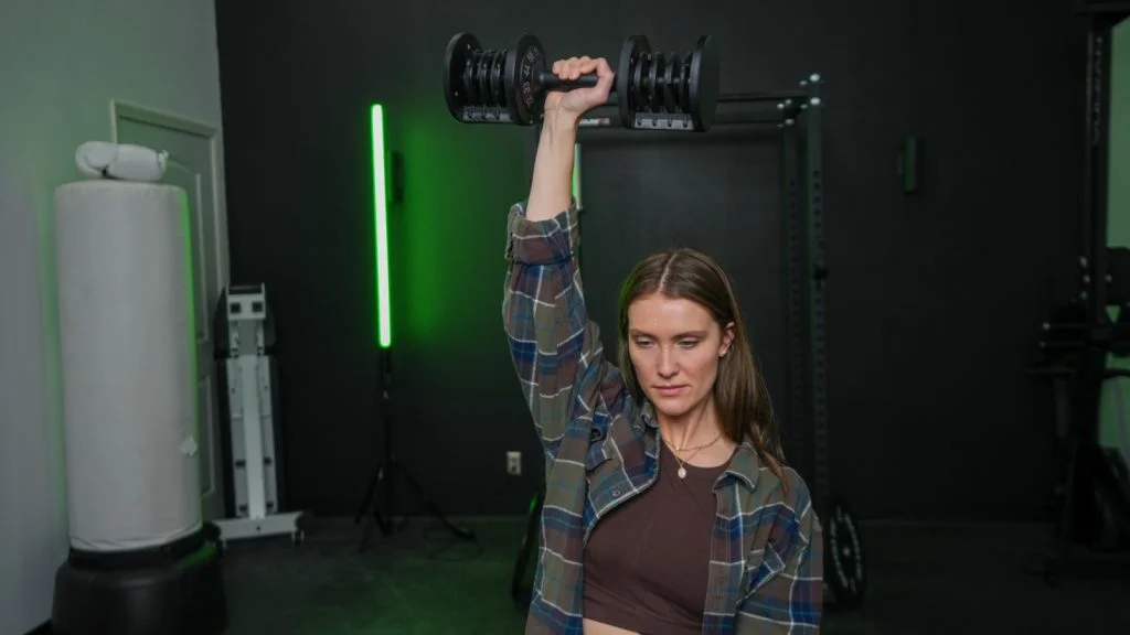 Our tester using the FLYBIRD Adjustable Dumbbell.