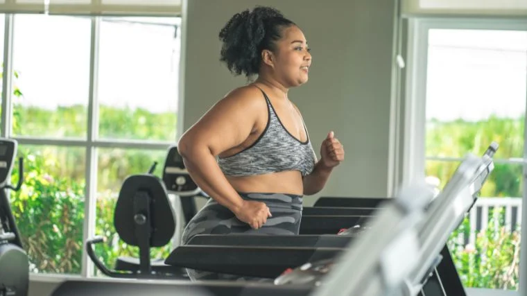 A person working out on the treadmill for weight loss.