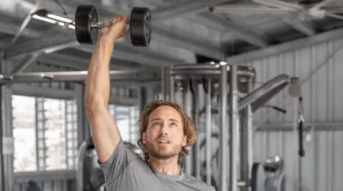 alternating dumbbell press featured image barbend