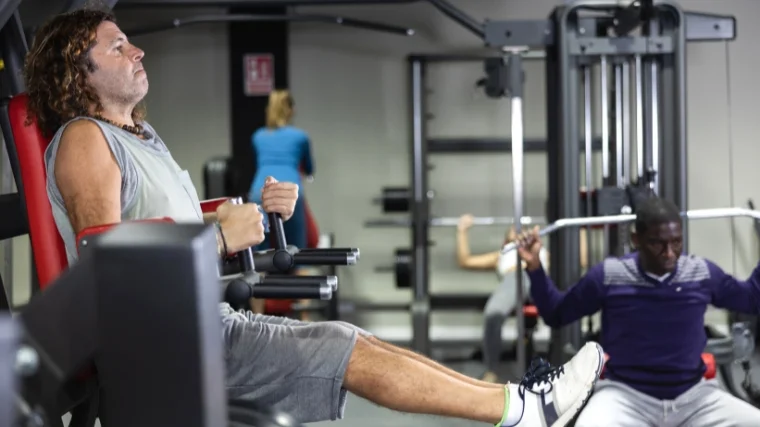 A person doing a leg raise in the captain's chair.