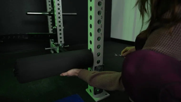 rep-fitness-leg-roller-attachment-putting-roller-on Our tester attaching the REP Fitness Leg Roller Attachment