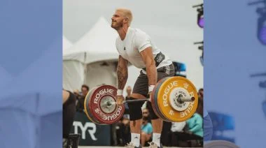 Kaique Cerveny lifts at a competition