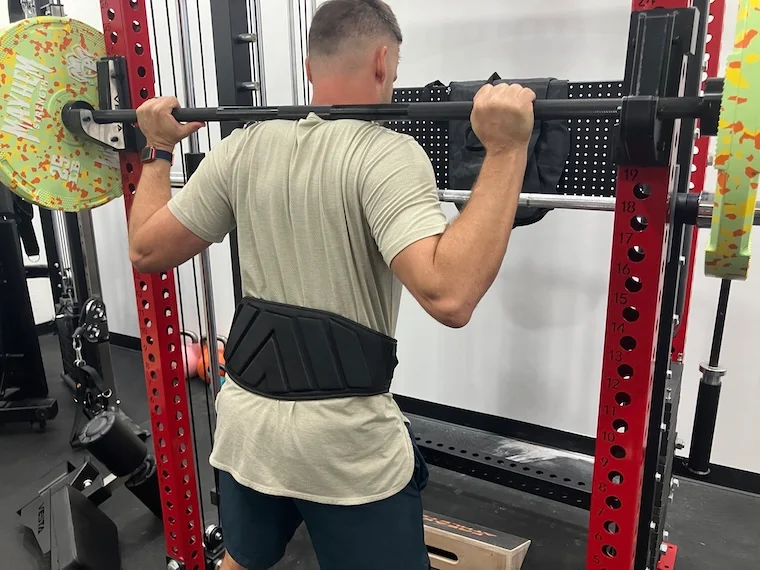 Our tester using the DMoose 2-In-1 Neoprene Weightlifting Belt.