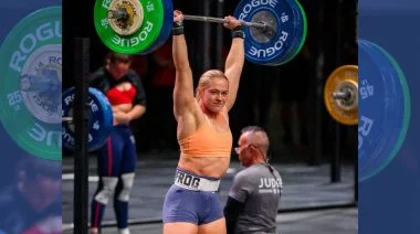 Hannah Black lifts triumphantly at the Torian Pro.