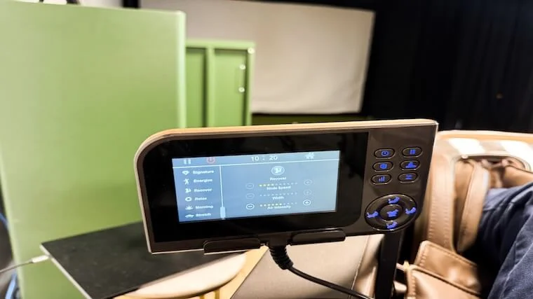 The built-in console featured on the Costway Therapy 22