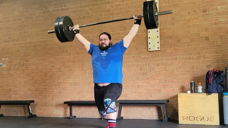 bells-of-steel-mighty-wrist-wraps-jerk Tester does an overhead lift with the Bells of Steel Might Wrist Wraps on.