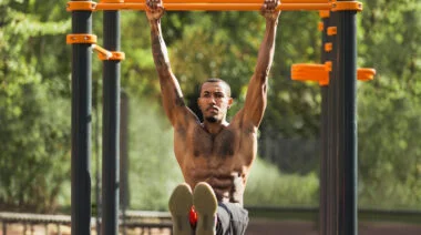 Man doing hanging leg raise