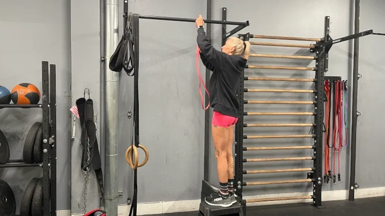 Full view of our tester setting up the Fringe Sport Assisted Pullup Band
