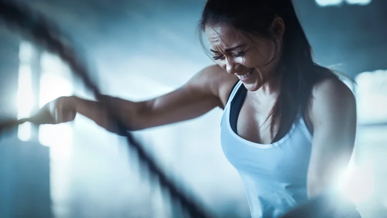 Athletic,Female,In,A,Gym,Exercises,With,Battle,Ropes,During