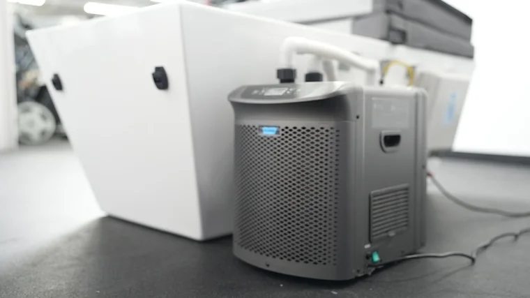 Plunge cold tub and external chiller unit