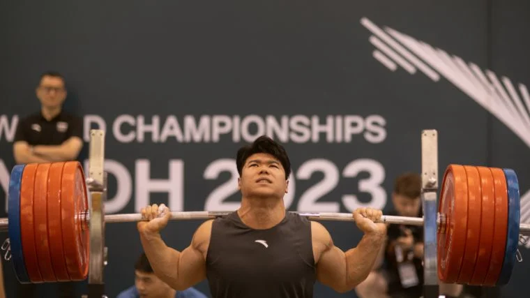 Liu Huanhua squatting at the 2023 IWF World Championships