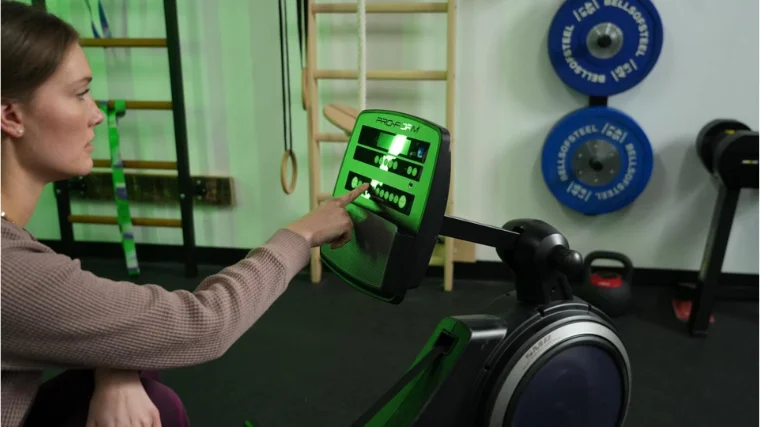 A BarBend tester navigating the ProForm 750R's console.