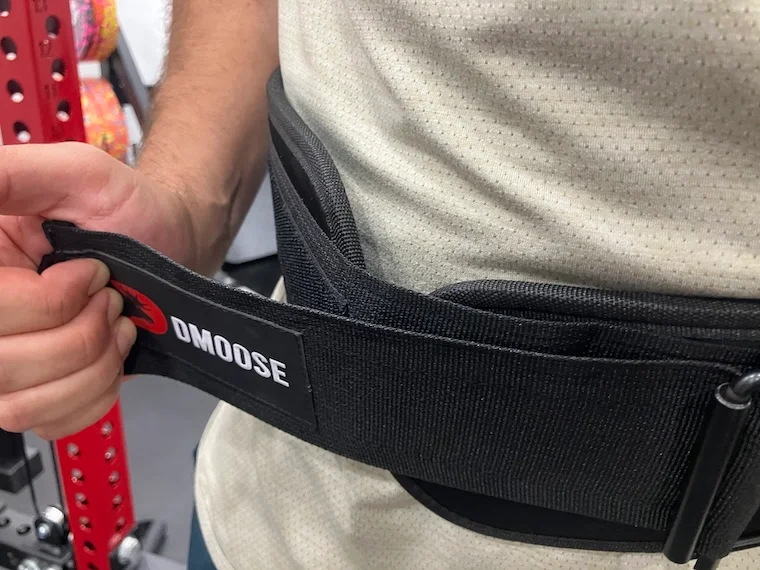 Our tester adjusting the DMoose 2-In-1 Neoprene Weightlifting Belt.