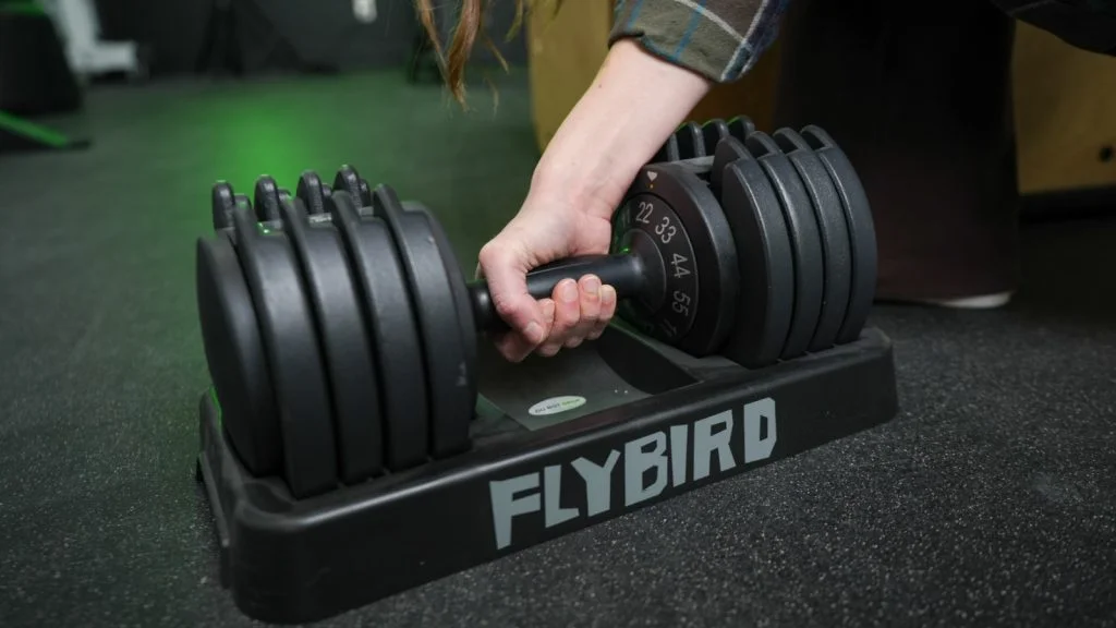 flybird-adjustable-dumbbells-review-featured-image a person gripping the FLYBIRD Adjustable Dumbbells