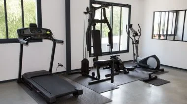 A clean home gym.